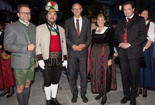 v.l.n.r.: café+co International-Geschäftsführer
Fritz Kaltenegger, Schützenkompanie Hauptmann Fügen-Fügenberg Josef
Hauser, Tiroler Landeshauptmann Anton Mattle, WKO-Vizepräsidentin
Martha Schult und Bundesminister Norbert Totschnig.