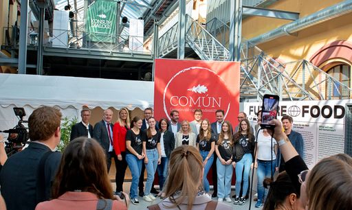 Vorschau Bild von Die Bundesminister Johannes Rauch & Norbert
Totschnig, die Landesräte Stefan Kaineder & Michael Lindner sowie
die Vertreter*innen aller Parlamentsfraktionen wirkten an den
"Konsumdialogen" persönlich mit.