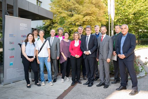 Bundesminister Martin Polaschek mit Vertreter*innen
der Konferenz der Erwachsenenbildung Österreichs auf der
KEBÖ-Jahrestagung 2023 im Europahaus Wien