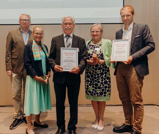 (v.l.n.r.:) Oliver Lehmann (Vorstand, Verband für gemeinnütziges
Stiften), Susanne Müller-Taborsky (Vorständin, alpha+ Stiftung),
Rudolf Bauer (Vorstand, Dr. Gottfried und Dr. Vera Weiss
Wissenschaftsstiftung), Waltraud Bauer und Christof Gattringer
(FWF-Präsident) bei der Übergabe der Auszeichnung „Stifter*innen des
Jahres 2023“