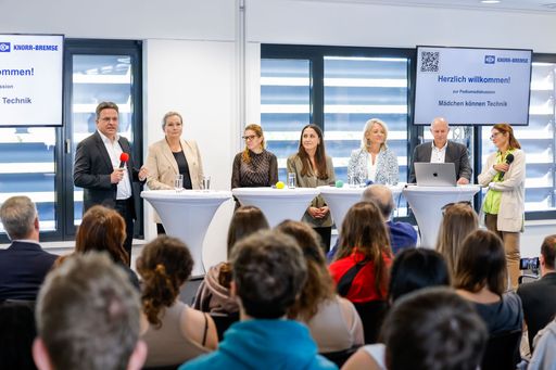  Gastgeber Jörg Branschädel (Geschäftsführer der Knorr-Bremse
GmbH), Mag. Michaela Roither (Geschäftsführerin
Industriellenvereinigung NÖ), Abg.z.NR Mag. Carmen Jeitler-Cincelli,
Dipl-Ing. Ilgin Dilan Ertem (Entwicklungsingenieurin bei
Knorr-Bremse / Zelisko), Bildungsstadträtin Roswitha Zieger und HTL
Direktor Dr. Hannes Sauerzapf (v.l.) rieten den anwesenden
Schülerinnen, sich über verschiedenste Berufsbilder zu informieren
und eine MINT- Ausbildung in Betracht zu ziehen. BILD zu OTS -