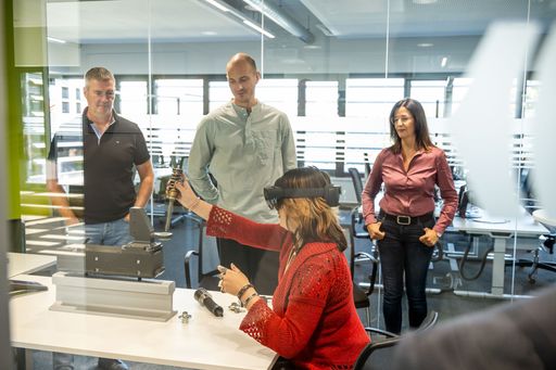 Vorschau Bild von Die Schülerinnen und Schüler konnten an zahlreichen Stationen
modernste Arbeitsmethoden und länderübergreifende Zusammenarbeit
kennenlernen und ausprobieren. BILD zu OTS -