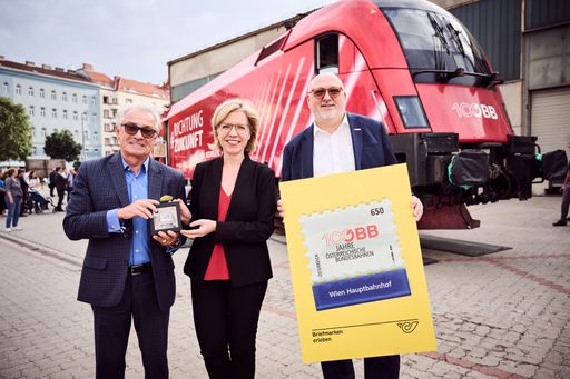 (v.l.): Post-Generaldirektor Georg Pölzl,
Klimaschutzministerin Leonore Gewessler und ÖBB CEO Andreas Matthä
bei der Präsentation der neuen ÖBB-Sonderbriefmarke.