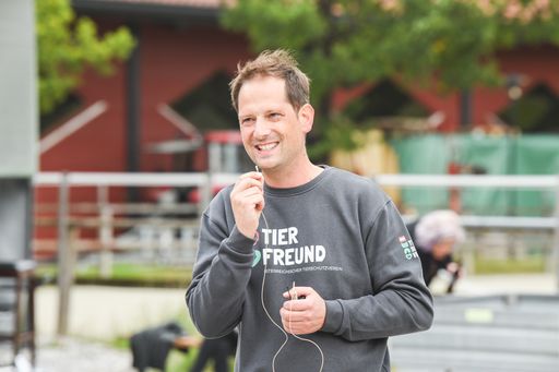 Vorschau Bild von Der Geschäftsführer des ÖTV während der Vorstellung der
Fallgeschichten ausgewählter Pferde in der Pferdeklappe