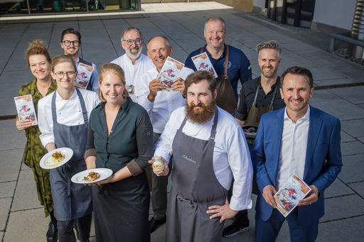 Festspiele der Alpinen Küche 2023 in Zell am See: (v.l.)
Foodtrendforscherin Hanni Rützler, Teresia Palmetzhofer (Gasthaus
Zur Palme, Neuhofen/Ybbs), Manuel Resch (Zell am See-Kaprun
Tourismus), Clara Aue (Bio-Hotel Gralhof, Weissensee), Norbert
Niederkofler (Atelier Niederkofler, Bruneck), Leo Bauernberger
(SalzburgerLand Tourismus), Lukas Schmiderer (Feinkost Schmiderer,
Zell am See), Andreas Döllerer (Schirmherr Festspiele der Alpinen
Küche bzw. Restaurant Döllerer, Golling), Vitus Winkler (Sonnhof,
St. Veit/Pg.) und Kommunikations-Coach Jakob Lipp.