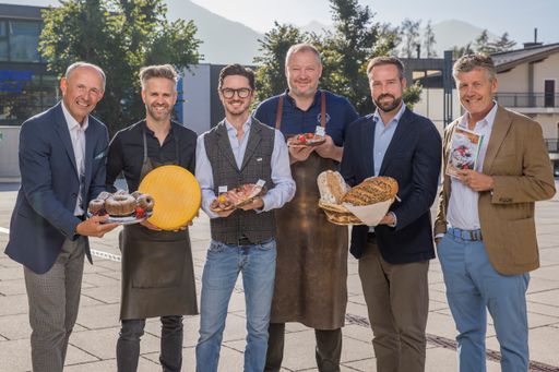 Vorschau Bild von Leo Bauernberger (GF SalzburgerLand Tourismus), Marco Panhölzl
(Gewinner „Medallion for Excellence“ bei den EuroSkills /
Berufs-Europameisterschaften) und sein Trainer Alexander Forbes
jun., sowie Manuel Resch (GF Zell am See-Kaprun Tourismus) und
LH-Stv. Mag. Stefan Schnöll.