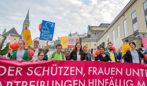  Teilnehmer des Marsch fürs Leben mit Banner: Kinder
schützen, Frauen unterstützen - Abtreibungen hinfällig machen