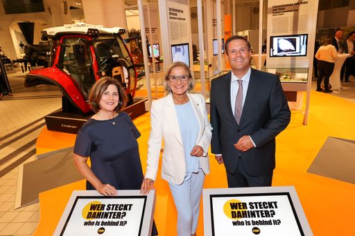 https://www.apa-fotoservice.at/galerie/34494 im Bild v.l.n.r.:
Doris Agneter (Geschäftsführerin tecnet equity), Johanna
Mikl-Leitner (Landeshauptfrau von Niederösterreich), Peter Aufreiter
(Generaldirektor Technisches Museum Wien) bei der Eröffnung der
neuen Bespielung des „Innovation Corners“ mit dem Titel „Agrifood.
Innovationen für die Landwirtschaft und Ernährung von morgen“.