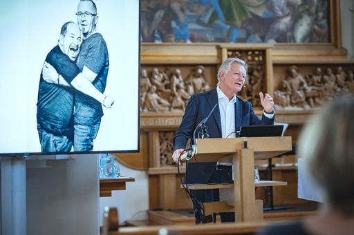  Seit 2020 unterstützt die Tiroler Sozialstiftung
„Die Seraphiner“ rund um Helmut Krieghofer, ehrenamtlicher
Vorsitzender der Stiftung, vorrangig Projekte des „slw – Soziale
Dienste der Kapuziner“.
