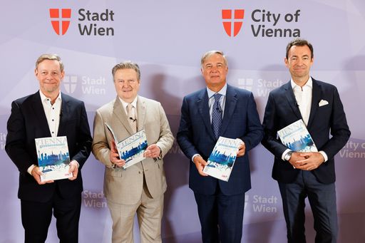 Wiens Bürgermeister Michael Ludwig und der Wiener
Wirtschaftskammer-Präsident Walter Ruck(2.v.r.) haben heute
gemeinsam mit ARA-Vorstandssprecher Harald Hauke (ganz rechts) und
Kelly´s Managing Director Operations Thomas Buck (ganz links) im
Rathaus die Publikation vorgestellt.
