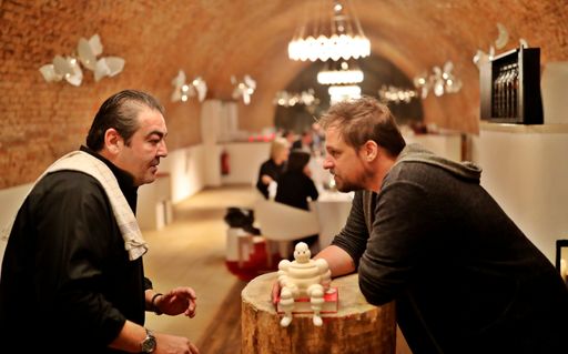 KALK&KEGEL Herausgeber Michael Pöcheim-Pech mit Österreichs
aktuell einzigem 3-Sterne-Koch Juan Amador. In den vergangenen
Jahren hat der Guide Michelin nur Wien und Salzburg für seine
Bewertungen berücksichtigt.