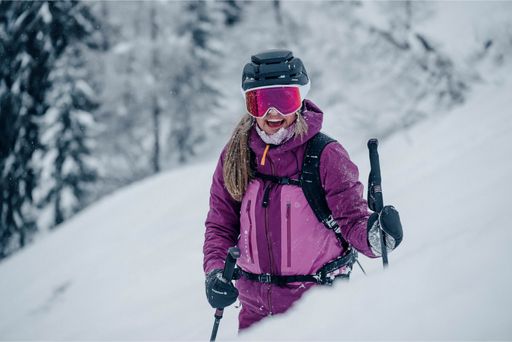 Vorschau Bild von 1 Dame und beim Skitourengehen mit Schnee im
Gesicht