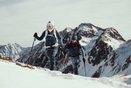 Vorschau Bild von 1 Dame und 1 Herr beim Skitourengehen.