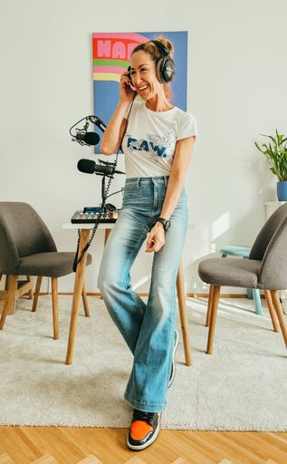 Vorschau Bild von Moderatorin Kati Bellowitsch in ihrem Podcaststudio
in Wien