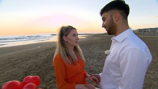 Nimmt Loredana Servets Heiratsantrag an? / Die Verwendung dieses
Bildes für redaktionelle Zwecke ist unter Beachtung aller
mitgeteilten Nutzungsbedingungen zulässig und dann auch honorarfrei.
Veröffentlichung ausschließlich mit Bildrechte-Hinweis.