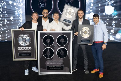 Die glücklichen Award-Gewinner mit
Clickfunnels-Gründer Russell Brunson