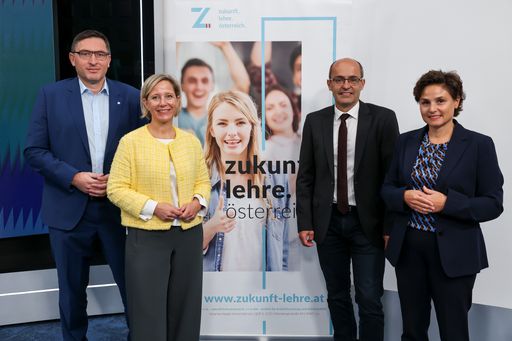  https://www.apa-fotoservice.at/galerie/34626 im Bild v.l.n.r.:
Wolfgang Spitzenberger , z.l.ö.-Vizepräsident und Leiter
Personalmanagement Raiffeisenlandesbank OÖ; Britta Schindler,
Leitung People & Change A1 Telekom AG; David Pfarrhofer,
Studienautor Market Insititut; Gudrun Feucht, Bereichsleiterin
Bildung und Gesellschaft Industriellenvereinigung