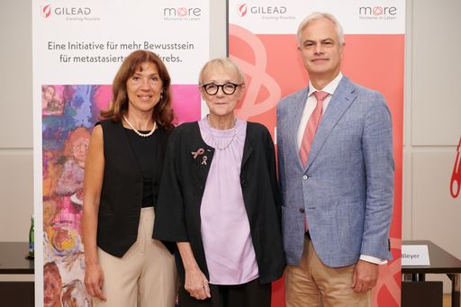 https://www.apa-fotoservice.at/galerie/34350 v.l.n.r:
Univ.-Prof.Doz.Dr. Marija Balic LKH Uniklinik Graz, Christa Bleyer,
Betroffene und Univ.-Prof.Dr. Christian Singer, MedUni Wien.