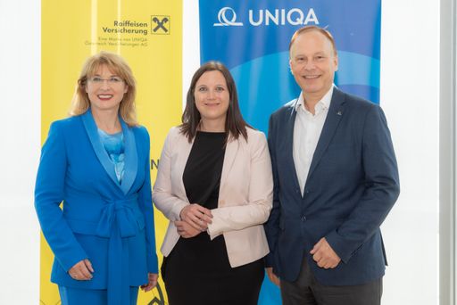 Univ. Prof. Bettina Fuhrmann, Leiterin des
Instituts für Wirtschaftspädagogik sowie Gründerin und Leiterin des
neu eröffneten Zentrums für Finanzbildung an der
Wirtschaftsuniversität Wien, Martina Oberrauch, Studienleiterin und
Senior Research Consultant bei MindTake Research, und Peter Eichler,
Vorstand für Personenversicherung bei UNIQA Insurance Group AG,
präsentieren die Ergebnisse der Finanzvorsorgestudie 2023 von UNIQA
und Raiffeisen Versicherung. (v.l.n.r.)