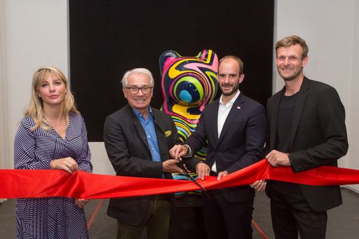 Patricia Liebermann, Leitung Philatelie,
Österreichische Post AG, Georg Pölzl, Generaldirektor,
Österreichische Post AG, Staatssekretär Florian Tursky und Künstler
Manuel W. Stepan. (v.l.)