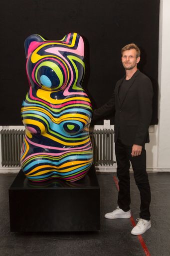 Vorschau Bild von Künstler Manuel W.Stepan vor seiner Skulptur –
JellyPoolBear Real Crazy 155+ „one five five plus“.