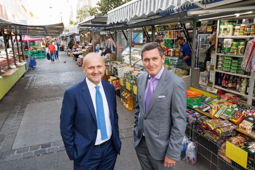 Wirtschaftsstadtrat Peter Hanke (r.) und
Tourismusdirektor Norbert Kettner am Brunnenmarkt, der als längster
Straßenmarkt Wiens auch Potenzial zum touristischen Highlight hat.
