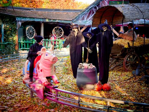  Fahrattraktion Schweinchenbahn zu Halloween