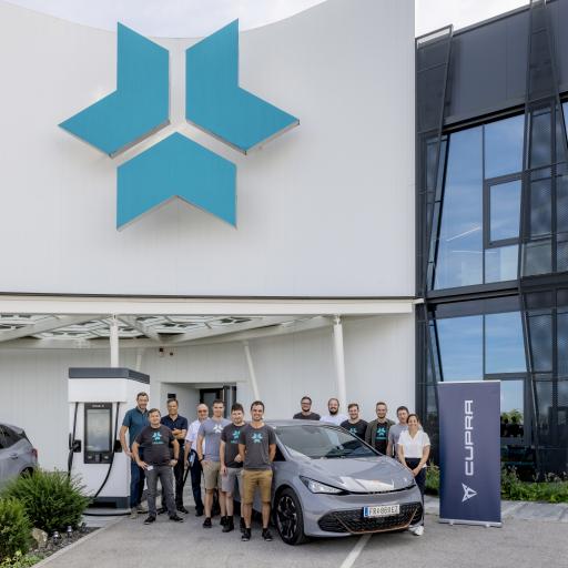  Cupra vor KREISEL Electric Headquarter mit
Ladestation von KREISEL