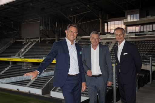  30 Jahre Business Travel Unlimited (BTU)-Feier in
der Raiffeisen Arena in Linz / Dr. Georg Nader (BTU -
Geschäftsführer), Dr. Heinrich Schaller (Vorstand der
Raiffeisenlandesbank Oberösterreich), Thomas Kreillechner (BTU -
Geschäftsführer) v.l.n.r.