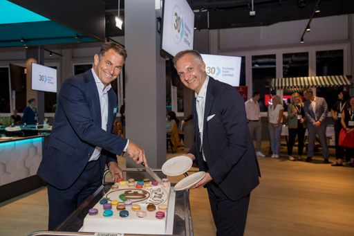 Vorschau Bild von 30 Jahre Business Travel Unlimited (BTU)-Feier in
der Raiffeisen Arena in Linz / Feierlicher Anschnitt der
Geburtstagstorte, Dr. Georg Nader (BTU - Geschäftsführer) und Thomas
Kreillechner (BTU - Geschäftsführer) v.l.n.r.