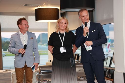 Vorschau Bild von 30 Jahre Business Travel Unlimited (BTU)-Feier am
Flughafen Salzburg / Gastgeber: Thomas Kreillechner (BTU -
Geschäftsführer), Gabriele Melot de Beauregard (BTU - Head of
Regional Teams Operations), Hannes Reichl, Moderator an diesem Abend
(Die Reiserei – Director Leisure & MICE – Austria, Mitglied der
Geschäftsleitung)