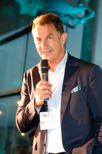 Vorschau Bild von 30 Jahre Business Travel Unlimited (BTU)-Feier am
Flughafen Graz / Eröffnungsrede von Dr. Georg Nader (BTU –
Geschäftsführer)