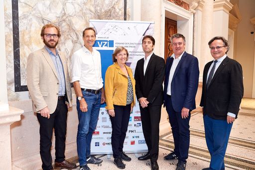  Das neue Präsidium des Verbands der Ziviltechniker-
und Ingenieurbetriebe (VZI) Von links nach rechts: Sebastian
Schindler, Wolfgang Kradischnig, Susanne Schindler, Thomas Hoppe,
Günther Sammer, Harald Meixner