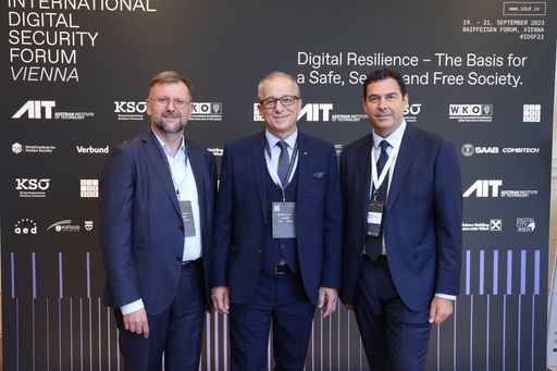  Die Hauptorganisatoren der IDSF23 (vlnr): Alexander
Janda (Generalsekretär Kompetenzzentrum Sicheres Österreich), Helmut
Leopold (IDSF Initiator, Head of AIT Center for Digital Safety &
Security), Reinhard Marak (CEO ARGE Sicherheit und Wirtschaft der
Wirtschaftskammer Österreich)