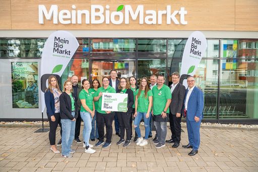 Vorschau Bild von Grazer MeinBioMarkt Team mit KR Christof Kastner,
geschäftsführender Gesellschafter KASTNER Gruppe, Horst Moser,
Gründer & Geschäftsführer BIOGAST