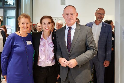 BM Karner und Zadić mit Geschäftsführerin Eva Schuh