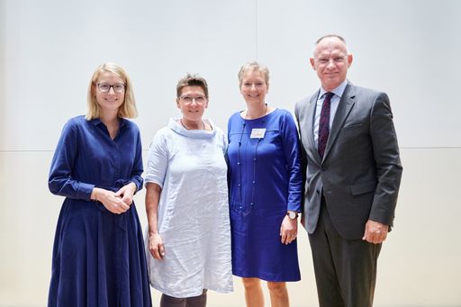 Vorschau Bild von BM Karner und Landesrätin Haberlander mit GF Eva
Schuh und Vorstandvorsitzende Sonja Ablinger