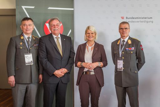 Vorschau Bild von Verteidigungsministerin Klaudia Tanner bei der
IKT-Sicherheitskonferenz 2023.