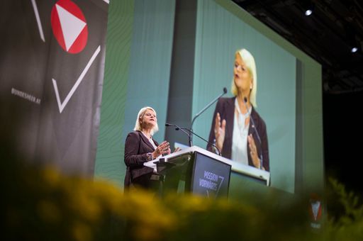 Vorschau Bild von Verteidigungsministerin Klaudia Tanner bei der
IKT-Sicherheitskonferenz 2023.