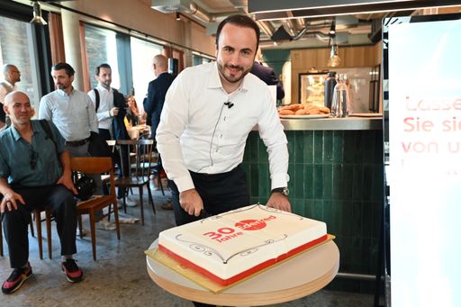 Edenred Austria feiert 30-jähriges Firmenjubiläum:
Geschäftsführer Christoph Monschein beim Anschnitt der
Geburtstagstorte