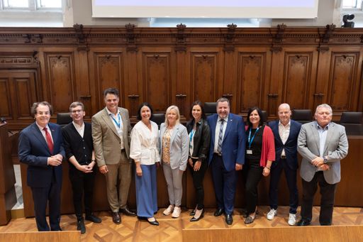 Vorschau Bild von (v.l.n.r.) KR Hans Roth (Aufsichtsrat Saubermacher), Mag. Robert
Kratzer (Stadtrat), Mag. Harald Gorucan (Head of Group HR Merkur
Versicherung, Dr.in Martina Schröck (Leitung Senior Quality), Mag.a
Verena Nussbaum (Abgeordnete zum Nationalrat), Mag.a Monika Fuchs,
MSc (Expertin Leadership & HR), Ing. Siegfried Ebner
(Geschäftsführer Team Styria), Anne Marie Puntigam (Senior Expert,
Senior Sales Manager E-Commerce), Gerhard Goldbrich (Geschäftsführer
derGrazer), DI Wolfgang Malik (Vorstandsvorsitzender Holding Graz)