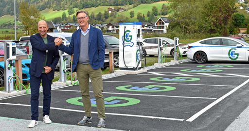 Startschuss: Glockner-E-Power beim Nationalparkzentrum
Mittersill. 100% Green Energy für die Hohen Tauern & 300 neue
E-Ladepunkte rund um den Großglockner bis 2030