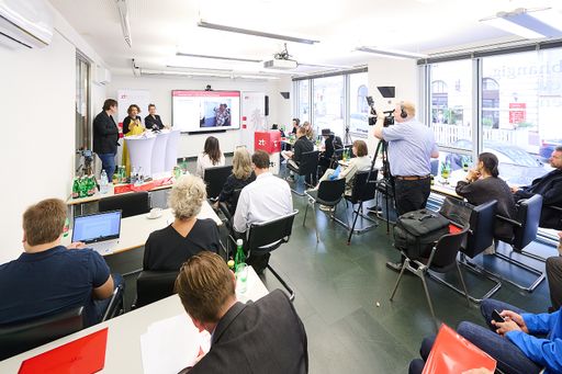 Vorschau Bild von Reges Interesse an der hybrid durchgeführten Pressekonferenz. In
Präsenz in der Karlsgasse 9, 1040 Wien. Danke an alle
Teilnehmer:innen in Präsenz und online!