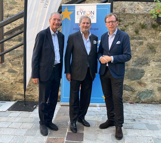 V. l.: EYFON-Präsident Dr. Christoph Leitl, EU-Kommissar Dr.
Johannes Hahn und EYFON-Geschäftsführer BR Mag. Christian Buchmann.