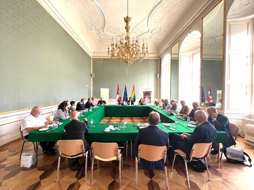 Die Justizministerin der Republik Österreich traf am 06.10.2023
im Justizministerium mit den MitgliederInnen des “Verbandes der
Auslandspresse in Wien” zusammen.Im Justizministerium.