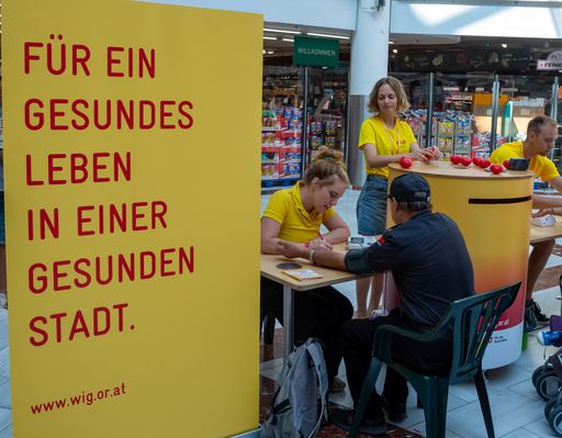 Kostenloses Blutdruckmessen war Teil des Angebots
der Life Lounge Herbsttour und wurde von rund 750 Menschen vor Ort
vielfach genutzt.