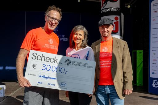  Roche Austria GmbH ist langjähriger Sponsor des
Krebsforschungslaufs der Medizinischen Universität Wien. Mit den
beim großen Charity-Run gesammelten Spendengeldern werden
Forschungsprojekte der MedUni Wien unterstützt.