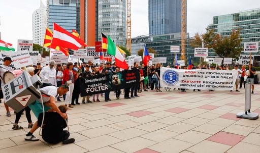Demozug vor dem Kongresscenter