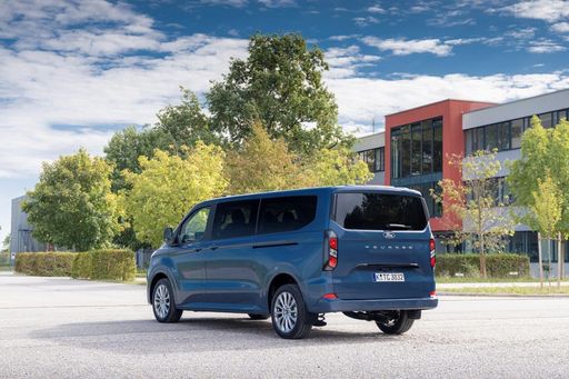 Vorschau Bild von Ford Tourneo Custom back / Die Verwendung dieses Bildes für
redaktionelle Zwecke ist unter Beachtung aller mitgeteilten
Nutzungsbedingungen zulässig und dann auch honorarfrei.
Veröffentlichung ausschließlich mit Bildrechte-Hinweis.