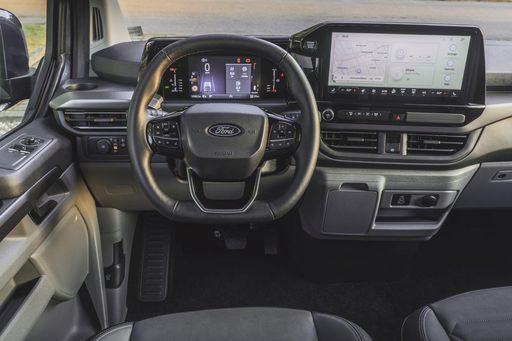 Vorschau Bild von Ford Tourneo Custom cockpit / Die Verwendung dieses Bildes für
redaktionelle Zwecke ist unter Beachtung aller mitgeteilten
Nutzungsbedingungen zulässig und dann auch honorarfrei.
Veröffentlichung ausschließlich mit Bildrechte-Hinweis.